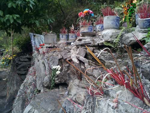 Tin lời đồn, dân đổ xô lên “cổng trời” cúng bái - 2