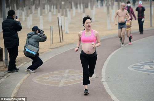 Sửng sốt bà bầu 8 tháng chạy marathon - 1