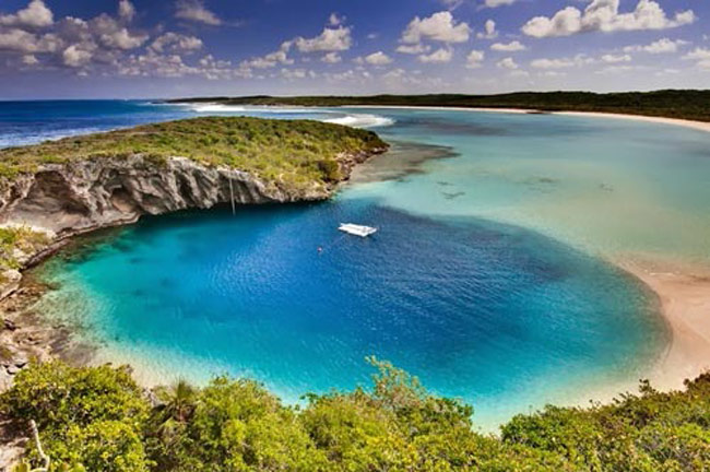 Blue Hole Dean nằm trong một vịnh phía Tây ở Clarence Town thuộc đảo Long (Bahamas). Nó được biết đến là hố xanh sâu nhất thế giới. 
