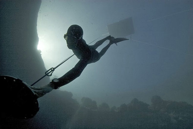 Vào năm 2012 tại Bahamas đã diễn ra cúp lặn vo thế giới, đấu thủ đến từ New Zealand, William Trubridge đã thiết lập kỷ lục mới khi lặn xuống độ sâu 121 m mà không có không khí trong hố xanh Dean.
