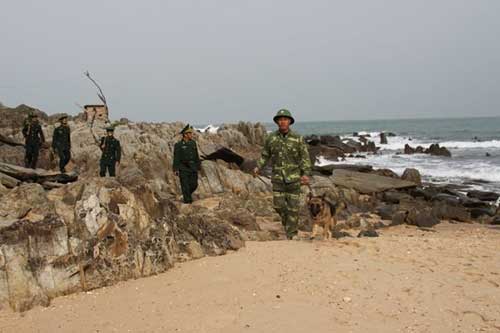 Ảnh: Theo chân chiến sĩ biên phòng đi tuần tra - 10