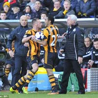 Bóng đá - Nạn bạo lực: NHA “chặt chém” như V-League