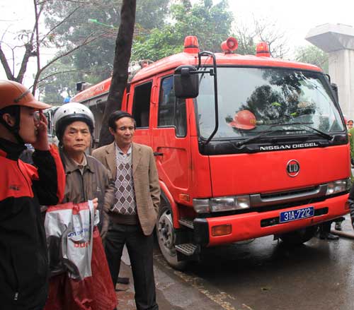 Hà Nội: Cháy 1 nhà, cả ngõ bị... ngập - 3