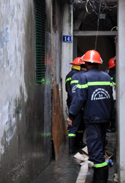 Hà Nội: Cháy 1 nhà, cả ngõ bị... ngập - 2