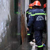 Tin tức trong ngày - Hà Nội: Cháy 1 nhà, cả ngõ bị... ngập