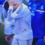 Bóng đá - Ronaldo che đầu tránh vật thể lạ ở Calderón