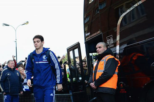 Oscar đi bộ về nhà sau trận thắng Fulham - 1