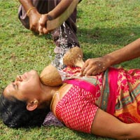 Phi thường - kỳ quặc - Thót tim màn biểu diễn chém dừa trên cổ họng