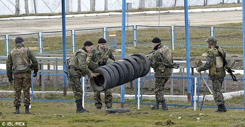 Crimea: Phụ nữ liều mình ngăn quân Nga tấn công - 3