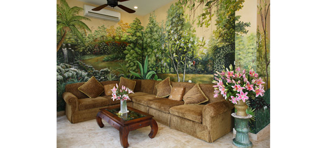 Phòng khách của người mẫu nổi tiếng một thời ngập tràn cỏ cây và mang đậm phong cách cổ điển
