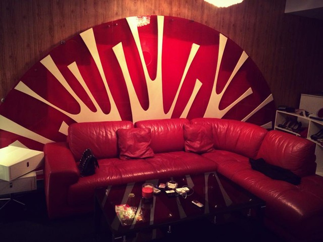Phòng khách của Hồng Quế có tone màu đỏ đậm toát lên sự gợi cảm và tràn đầy nhiệt lượng của chân dài trẻ tuổi
