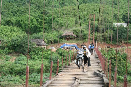 Những chiếc cầu treo "rợn người" hơn cả Chu Va 6 - 2