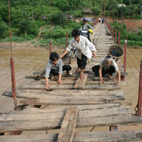 Tin tức trong ngày - Những chiếc cầu treo "rợn người" hơn cả Chu Va 6