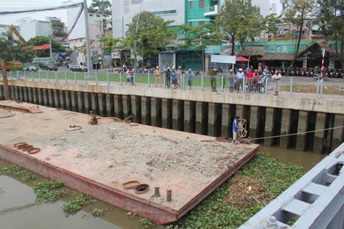 Sà lan đâm trụ cầu tạm, dân hốt hoảng tháo chạy - 2
