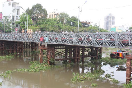 Sà lan đâm trụ cầu tạm, dân hốt hoảng tháo chạy - 3