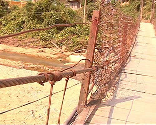 "Rợn người" khi qua cầu treo rệu rã hơn Chu Va 6 - 3