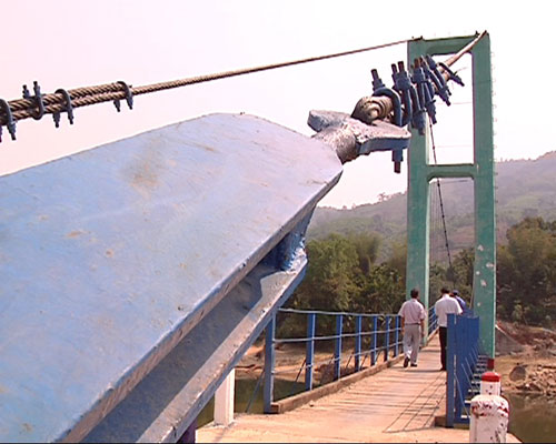 "Rợn người" khi qua cầu treo rệu rã hơn Chu Va 6 - 6