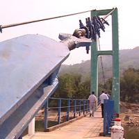 Tin tức trong ngày - "Rợn người" khi qua cầu treo rệu rã hơn Chu Va 6