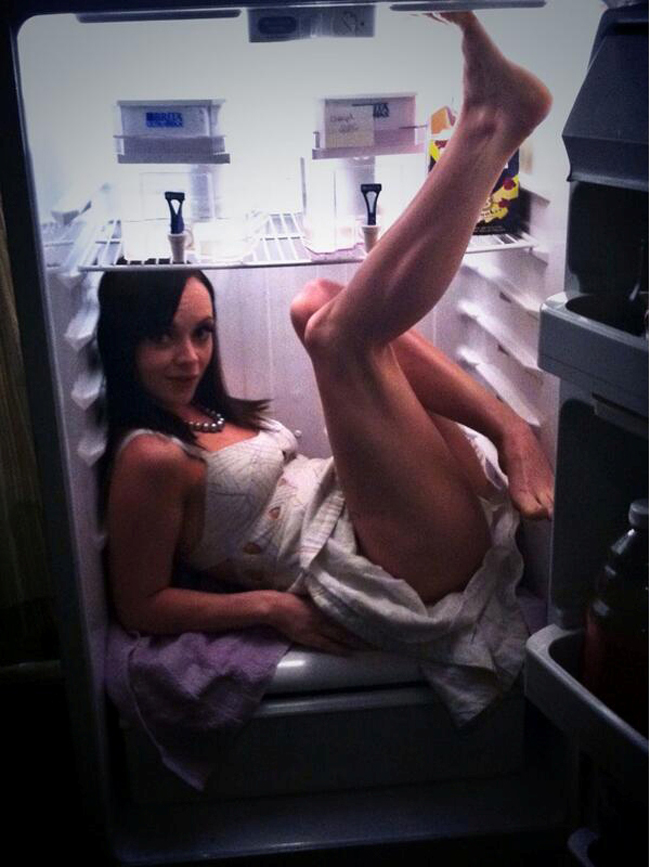 Bức ảnh khởi động mọi chuyện. Bức hình này chụp nữ diễn viên Christina Ricci tự mắc kẹt trong tủ lạnh.
