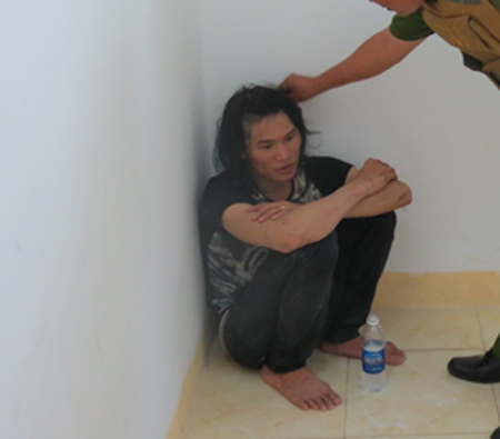 “Ngáo đá”, cầm dao khống chế bạn làm con tin - 1