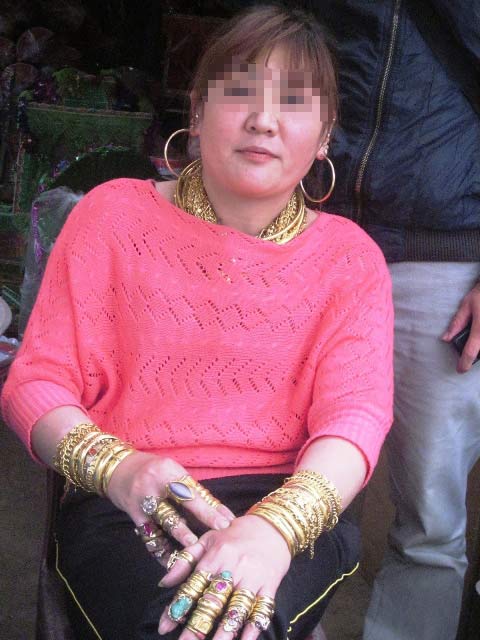 Người phụ nữ đeo hơn trăm cây vàng trên người - 1