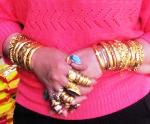 Người phụ nữ đeo hơn trăm cây vàng trên người - 3