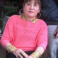 Tin tức trong ngày - Người phụ nữ đeo hơn trăm cây vàng trên người