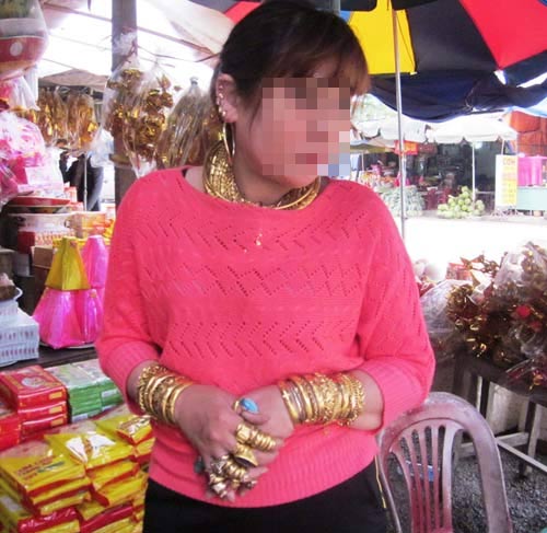 Thực hư người phụ nữ đeo hơn trăm cây vàng trên người - 2