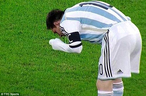 Messi lại nôn trên sân, Argentina tím mặt - 1