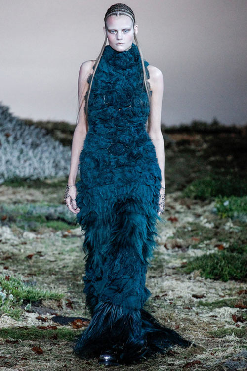 Đắm đuối trong vẻ đẹp hoang dã của McQueen - 10