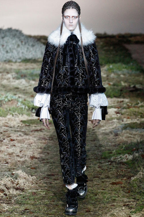 Đắm đuối trong vẻ đẹp hoang dã của McQueen - 6