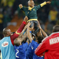 Bóng đá - Fan nhí được Neymar và đồng đội tung hô