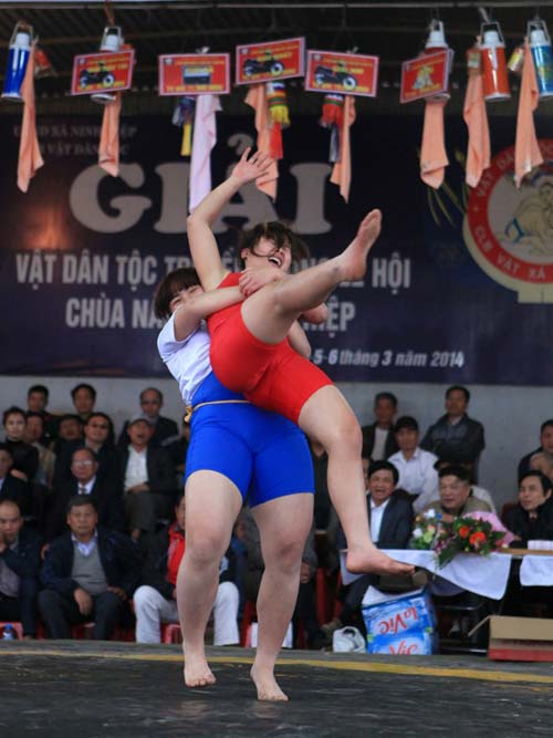 Nữ đô vật 106kg đè bẹp hàng loạt đối thủ - 10