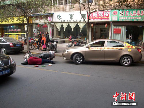 TQ: Lao đầu vào ô tô thử lòng tốt của người dân - 2