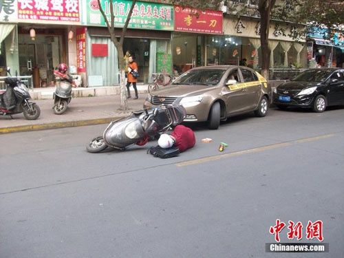 TQ: Lao đầu vào ô tô thử lòng tốt của người dân - 3