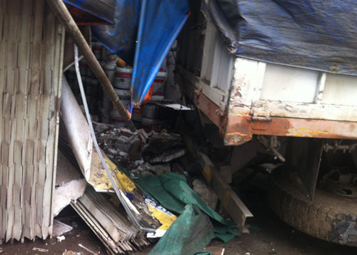 HN: Xe tải mất phanh, “nuốt chửng” 3 nhà dân - 1