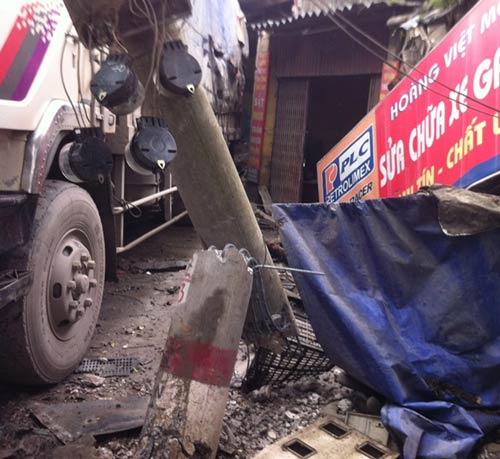 HN: Xe tải mất phanh, “nuốt chửng” 3 nhà dân - 2