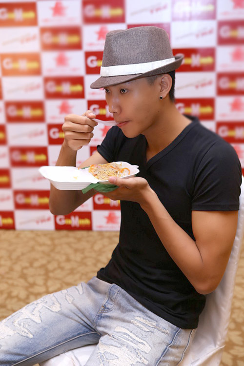 Mẫu Việt ăn vội sau sàn diễn - 1