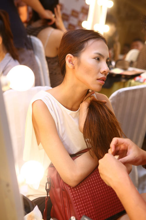 Mẫu Việt ăn vội sau sàn diễn - 4