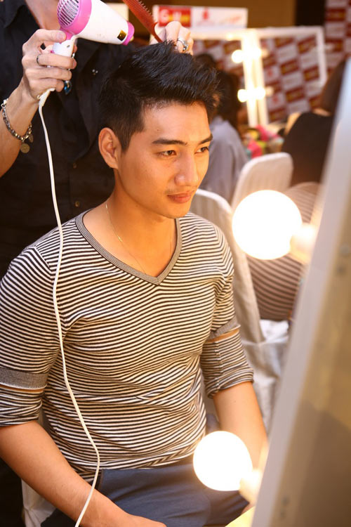 Mẫu Việt ăn vội sau sàn diễn - 8