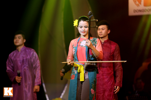 Fan nữ muốn...cắn miệng Tùng Dương - 2