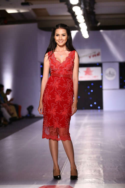 Mẫu Việt ăn vội sau sàn diễn - 17