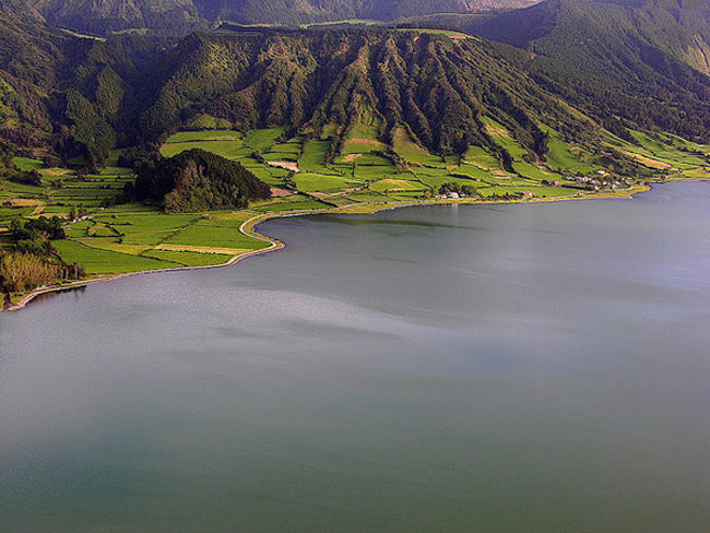 Azores là một cụm đảo núi lửa thuộc Bồ Đào Nha. Đây là vùng đất nổi tiếng với thảm thực vật xanh tốt và cảnh quan ấn tượng, là vùng đất hoàn hảo để khám phá trên những chiếc thuyền.