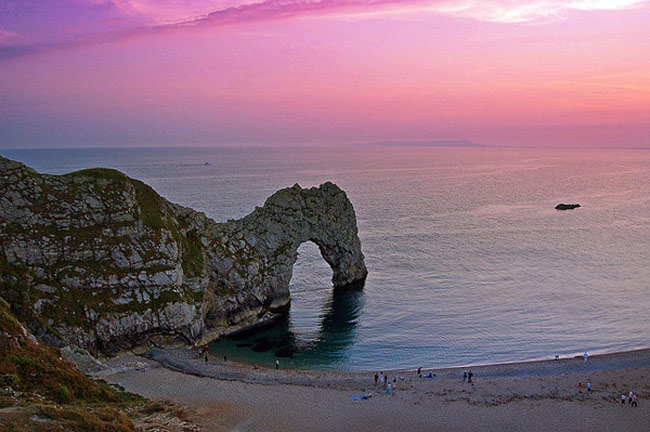 Hạt Dorset và bờ biển Đông Devon (Anh) hay còn được gọi là bờ biển Jurassic. Nơi đây nổi tiếng với những thành đá có trên 185 năm tuổi, một trong những di sản thiên nhiên thế giới đầu tiên ở nước Anh. Du khách có thể ra khơi từ bờ biển Weymouth Harbour rồi neo thuyền trên những vùng đất tuyệt đẹp như: vách đá vôi Durdle Door, vùng vịnh Lulworth và những  ngôi làng lịch sử ven biển.
