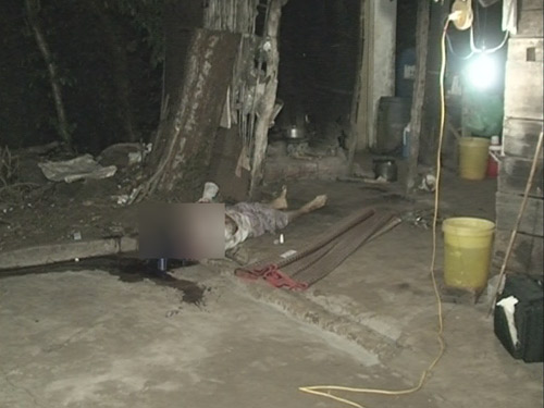 Một phụ nữ chết sau nhà, tay bị chặt đứt - 1