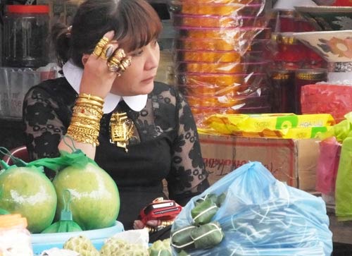 Quý cô đeo vàng từng bị bạn trai lừa lấy 10 cây - 2