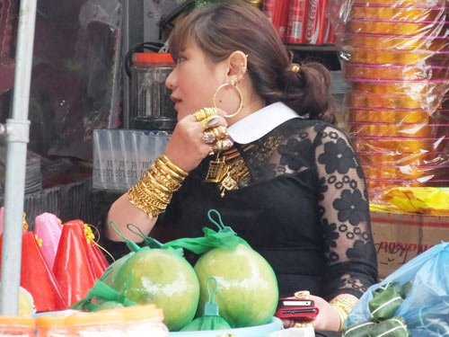 Quý cô đeo vàng từng bị bạn trai lừa lấy 10 cây - 3