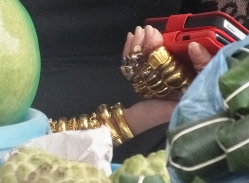 Quý cô đeo vàng từng bị bạn trai lừa lấy 10 cây - 5