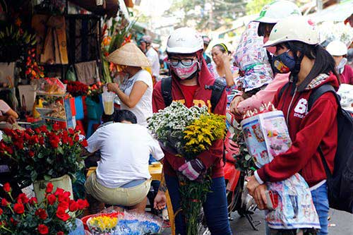 TPHCM: Sôi động thị trường hoa trước ngày 8/3 - 4