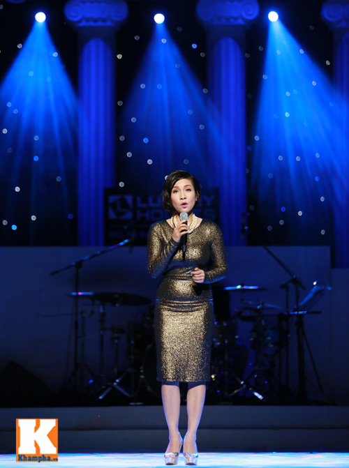 Mỹ Tâm hát sai lời loạn xạ trên sân khấu - 11